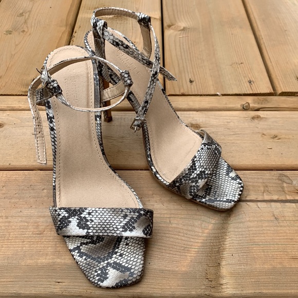 Heel sandals made by Truffle collection. Snake skin pattern size 37 - Picture 2 of 10